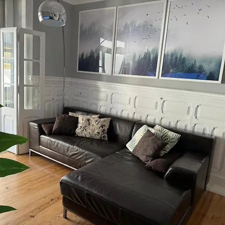 Cozy With 3 Bedrooms And Living Close To The Center Apartment Lisbon