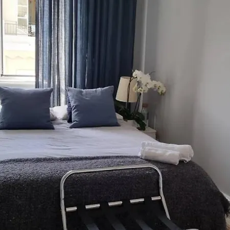 Cozy With 3 Bedrooms And Living Close To The Center Apartment *