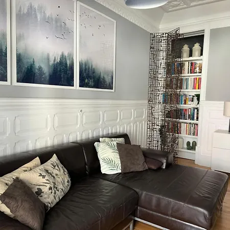Cozy With 3 Bedrooms And Living Close To The Center Apartment *
